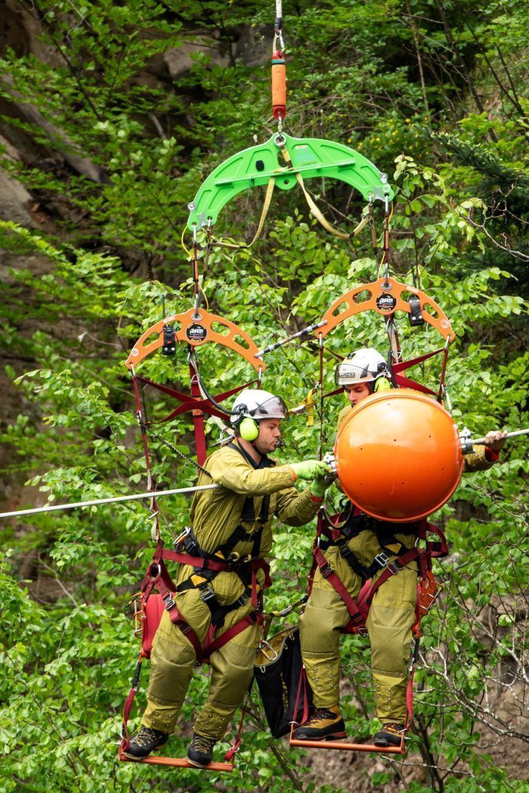 50 Jahre Wucher Helicopter: Warnkuglemontage-Stromleitungen