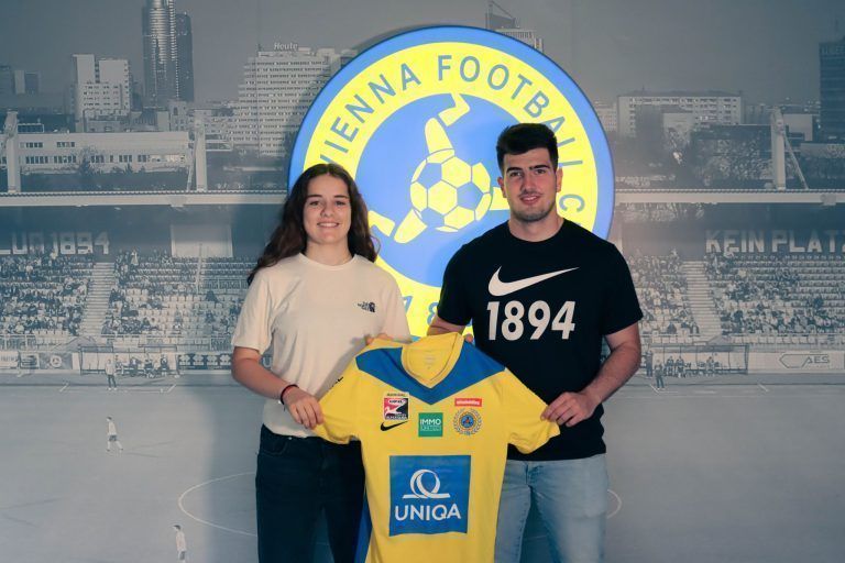 Mit 16 zur Vienna: Sulner Fußballtalent wechselt nach Wien: Anna Osl mit Trainer Dobrounig.