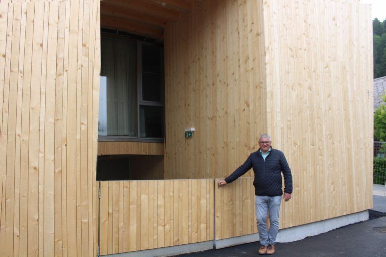 Langen stellt „neues“ Gemeindehaus vor: Durch einen 60 Zentimeter starken Mantel ptimal isoliert sorgt ein 40.000-Liter-Speicher für Reserven, mit denen gegebenenfalls Spitzen abgedeckt werden können.