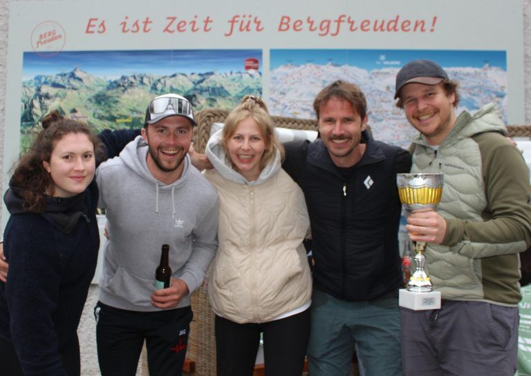 Berghaus – Begegnungszone statt kalte Betten: „Ich ahnte schon, dass wir nichts reißen werden“, hatte Franz Josef Sutterlüty bei der Siegerehrung die Lacher auf seiner Seite, weil er von zu Hause einen Pokal mitgebracht hatte, den Jakob Schwarzmann dem Team der Schneesportschule Au-Schoppernau (Lea und Manuel Lipburger Diana Bechter – von links) überreichte.