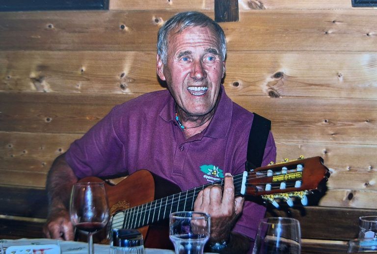 Nachruf auf Adolf Frühwirth: „Wo er war, war immer etwas los“: Wo Adolf war, war seine Gitarre nicht weit - er liebte es, mit Musik und Gesang für Stimmung zu sorgen.