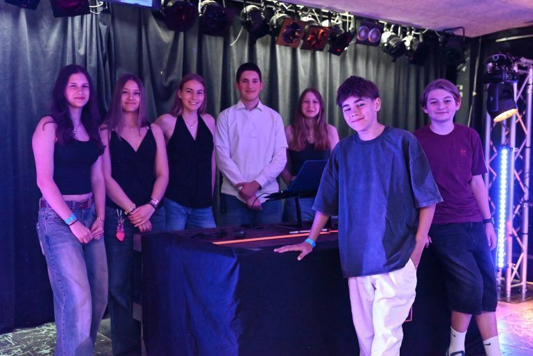 Das Organisationsteam der HypeNight mit DJ Fabian. Sie organisierten ihre erste HypeNight für Jugendliche zwischen 14 bis 17 Jahre im Carinisaal Lustenau.