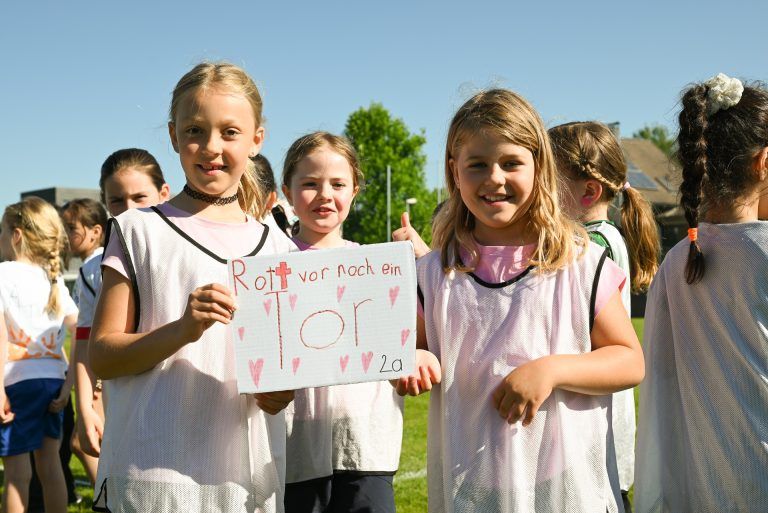 Lautstarker Jubel beim Volksschulcup Lustenau: Sogar eigene Plakate wurden gebastelt, wie hier von Schülern der Volksschule Rotkreuz.