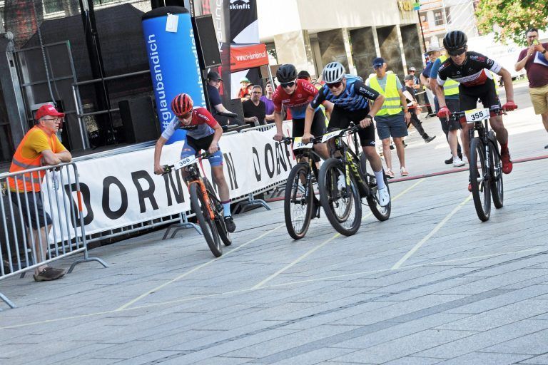 Marktplatz wurde zur Mountainbike-Strecke: Vom Start weg galt es voll in die Pedalen zu treten.