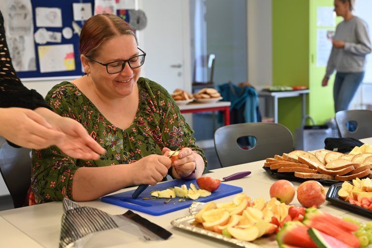Elternverein und offene Jugendarbeit im Dienst der Kinder: Anika nimmt sich für diese Aktion extra von der Arbeit frei. Sie will auch einen Beitrag für die Kinder leisten.