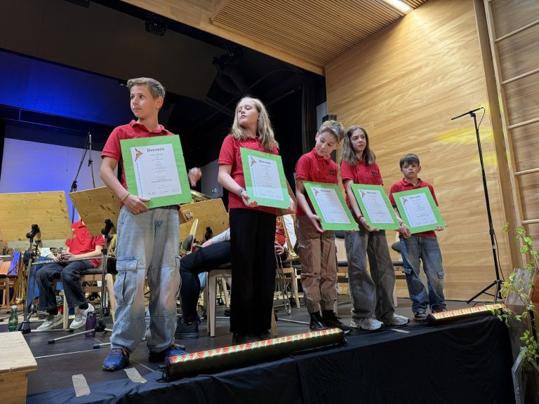 Klangerlebnis, das unter die Haut geht : Frühjahrskonzert 2025: Bucher Musikernachwuchs mit dem „Juniorabzeichen“ ausgestattet