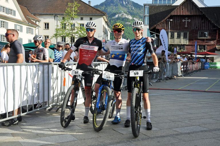 Marktplatz wurde zur Mountainbike-Strecke: Die drei schnellsten Herren in der Eliteklasse: Kilian Feurstein, Theo Hauser und Michael Ortner (v.l.n.r.).