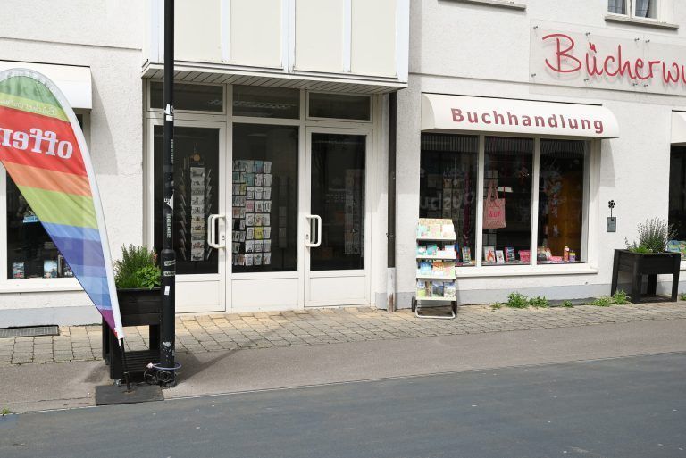 Stammkundschaften halten Lustenaus Geschäfte am Leben: Der Bücherwurm ist neben der Tabaktrafik das einzige Fachgeschäft am blauen Platz.