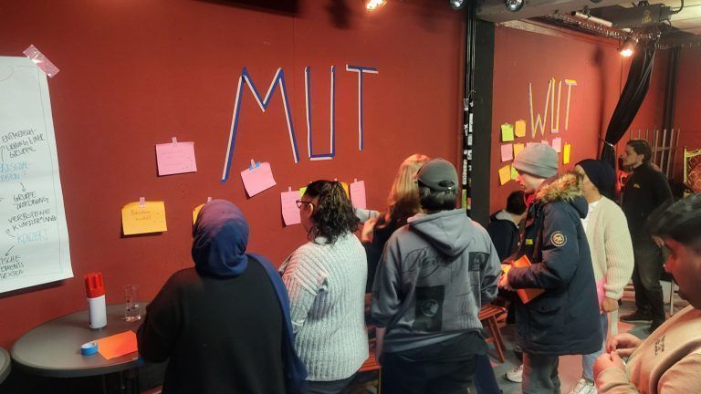 Politische Bildung trifft kreative Aktion: Kunst trifft Haltung – junge Teilnehmerinnen und Teilnehmer zeigten Engagement.