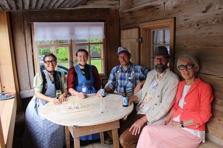 Von wegen Museen sind verstaubt . . .: Small-Talk nach gelungener Aufführung: Museumsleiterin Theresia Fröwis mit dem Quartett der Heimatbühne Schoppernau im für das Wälderhaus typischen Schopf.