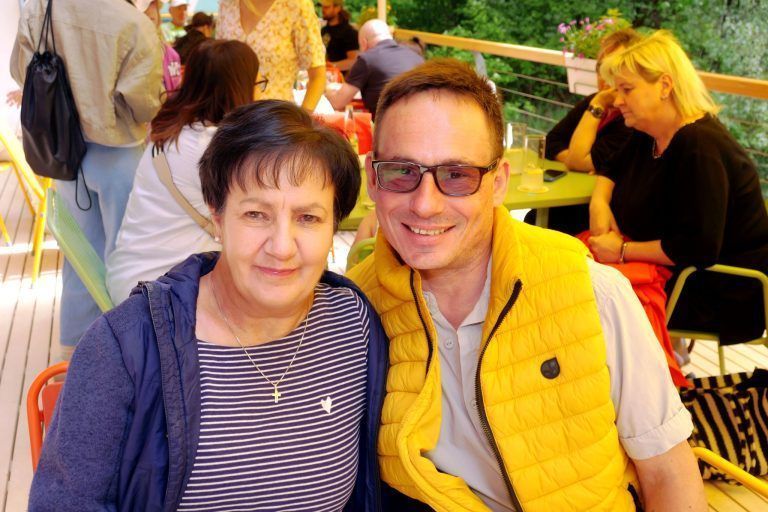 Saniertes Naturbad festlich eröffnet : Gabi Morscher und Andreas Klammer genossen die Sonne auf der "Wuau"-Terrasse.
