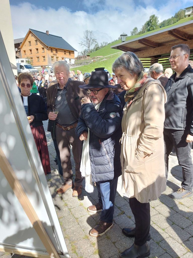 Nachruf auf Bruno Bonetti: Ein Priester mit Leib und Seele: Übertritt in die Pension – Pfarrer Bonetti betrachtet eine Bilderwand mit den wichtigsten Stationen in Raggal.