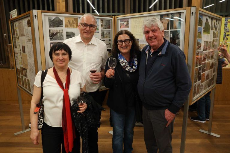 Neue Erkenntnisse zu historischem Dorfkern: Conne Hallmann (Chor), Alfred Mandl (Chor-Obmann-Stellv.), Petra MAndl und Karl Meier.
