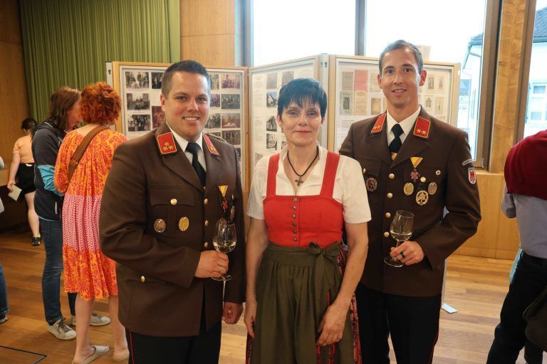Neue Erkenntnisse zu historischem Dorfkern: Feuerwehr-Kommandant Dominik Leimegger, OV Judith Hefel und Florian Ebner.