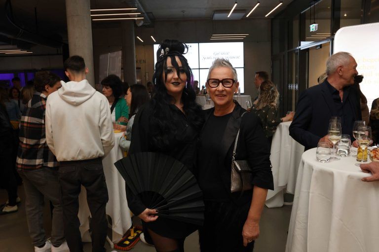 Friseurnachwuchs zeigte Klasse: Jenny und Rita Dünser.