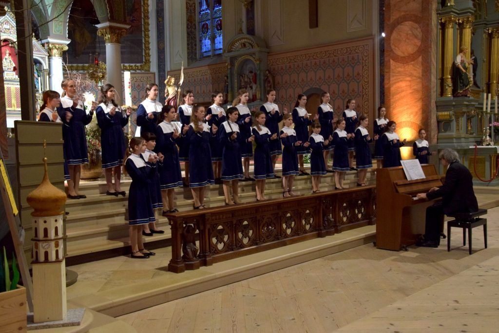 Wiener Chormädchen sangen im Schrunser Münster