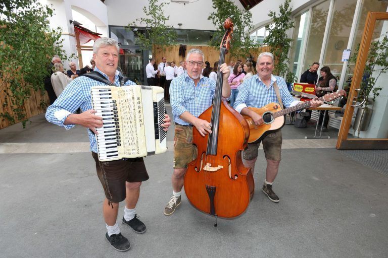 Neues Feuerwehrauto gesegnet und gefeiert: Für den musikalischen Teil des Festes sorgten "Ländle3".