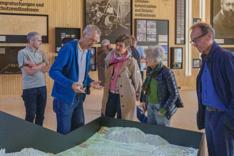 Tag der offenen Tür im Aktionsraum Naturgefahren: Vor allem das Modell von Vandans mit den verschiedenen Simulationen weckte das Interesse der BesucherInnen.