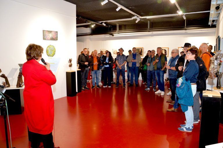 Der Ton macht die Musik: Galeristin Sigrid Fritsche begrüßte die Vernissagebesucher in ihrer Kellergalerie kukuphi.