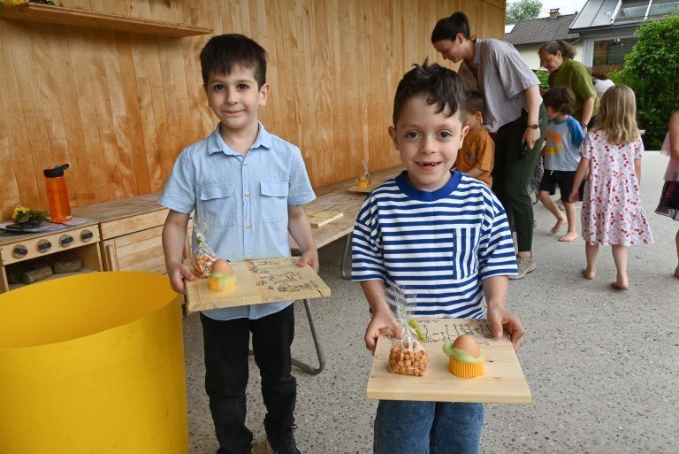 Theateraufführung im Kindergarten Engelbach begeistert Familien: Die selbstgemachten Geschenke wurden im Anschluss an die Eltern übergeben.