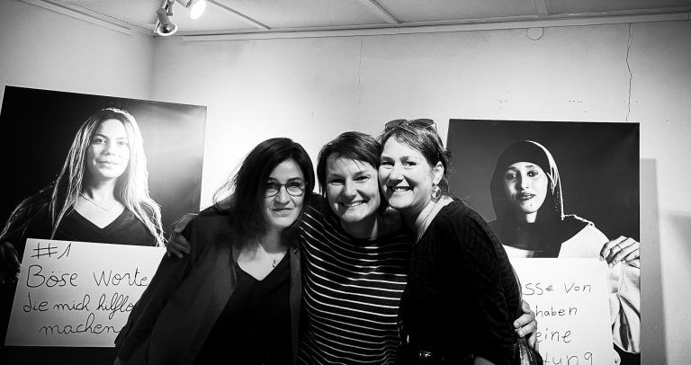 Nadine Gadient (r.), Maryna Liapina (Mitte) haben im Mesnerstüble eine Ausstellung erstellt. 