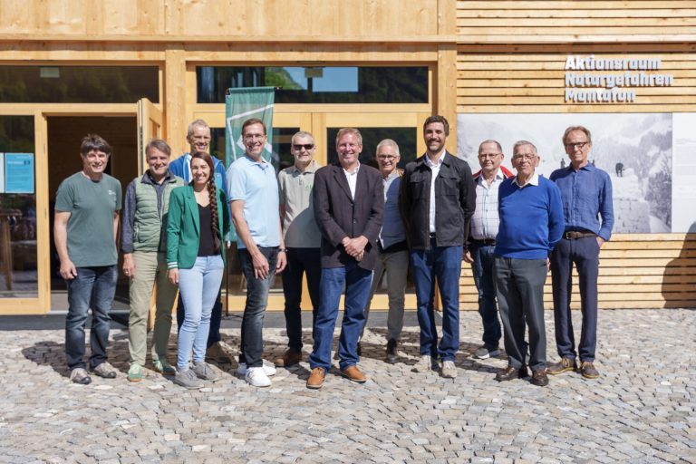Tag der offenen Tür im Aktionsraum Naturgefahren: Viele VertreterInnen der Regionalpolitik genossen die Gespräche mit den Kurtoren der Ausstellung.