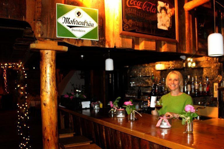 Felsenkeller ist erwachsen geworden: Kaum verändert der Bereich der Theke – Mohrenbräu-Werbung und Coca-Cola-Schild aus der Zeit als dieses Kultgetränk das Ländle eroberte (1929) und weitere nostalgische Dekoration. Silvia Metzler: „Das Bödele hat mich schon als Kind magisch angezogen – später haben wir in der Bödele-Kapelle geheiratet und dort auch unsere Tochter Valentina getauft – jetzt sind wir hier als Hoteliers angekommen.“
