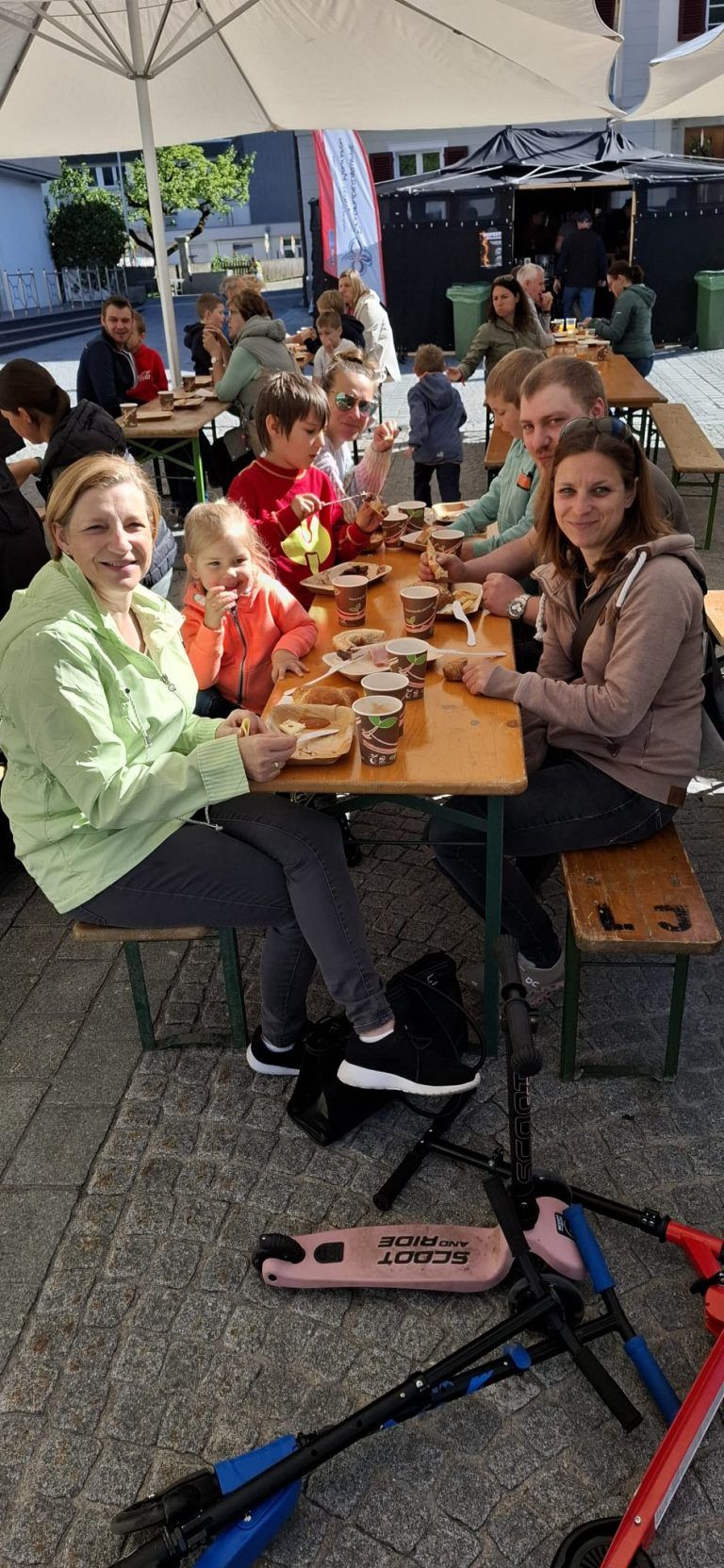 Frühstück in der Jurte: Das schöne Wetter lud zum Frühstück der Pfadis auf den Kirchplatz ein.