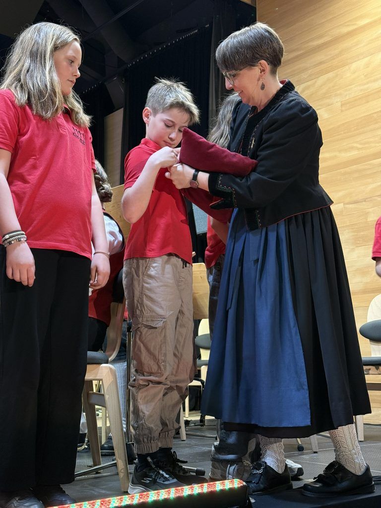 Klangerlebnis, das unter die Haut geht : Fabienne Hopfner bei der Überreichung der „Juniorabzeichen“ an den Musikernachwuchs