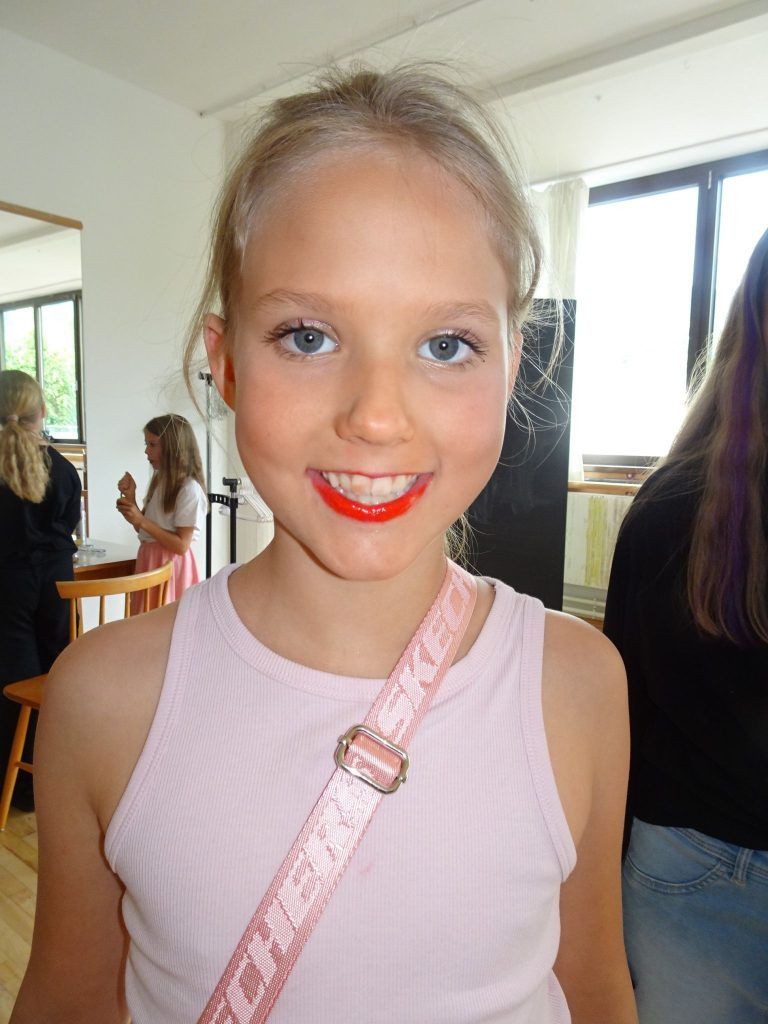 Einmal Europa und zurück: Ida-Marie Welte, 9 Jahre, Dornbirn: Ich habe Valle schon vorher gekannt und bin so zum Theater gekommen. Ich spiele und tanze gerne und es ist super, mit so vielen anderen auf der Bühne zu stehen.