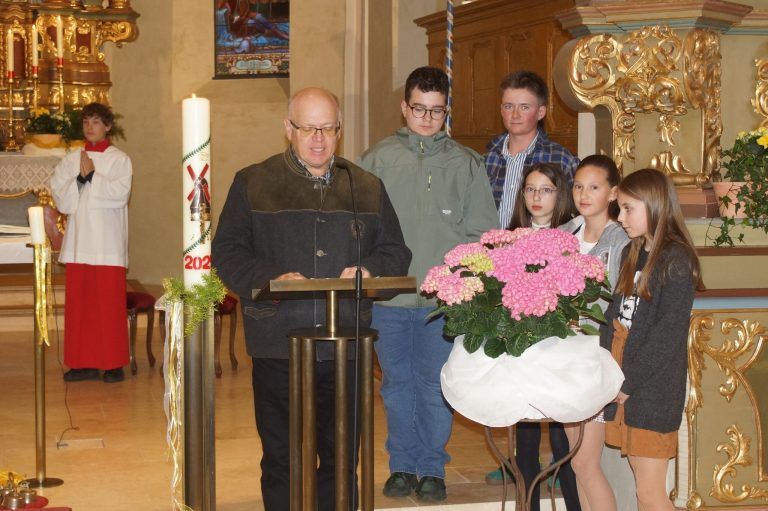 Lebendiger Ort des Lernens: Schüler und Lehrer gestalteten den Festgottesdienst in der Pfarrkirche Dalaas mit.