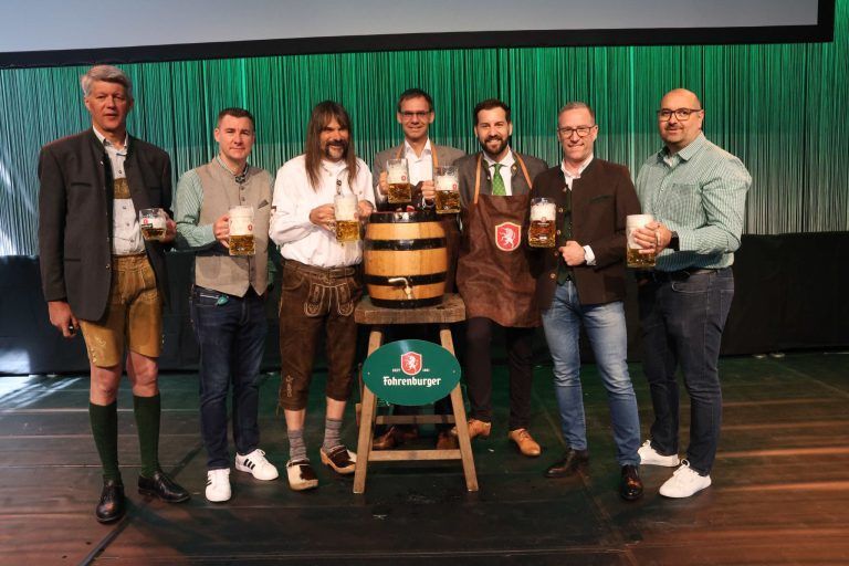 Andreas Tschann, Fohrenburg-GF Christian Muigg, Vorstand Wolfgang Sila, LH Markus Wallner, Bgm. Simon Tschann, Forhenburg-Vorstand Alexander Kinzl und 