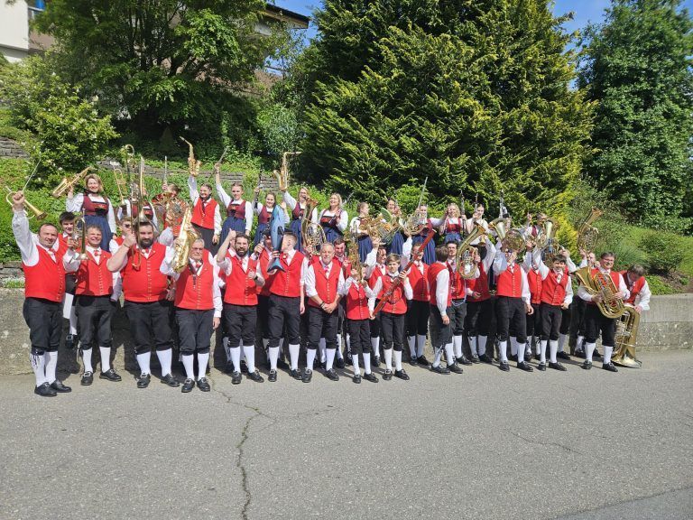 Ein Feuerwerk der Blasmusik mit 20 Musikkapellen: Nach dem Bewerb fiel die Anspannung beim Musikverein Krumbach buchstäblich ab.