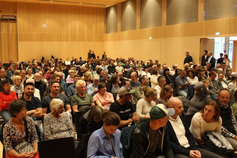 Verloren im Netz der Schwarzen Witwen: Volles Haus bei der Premiere von "Inspektor Swoboda". Am Samstag, 20 Uhr, und am Sonntag, 18 Uhr, gibt es noch zwei Aufführung der skurrilen Kriminalkomödie in zweieinhalb Akten.