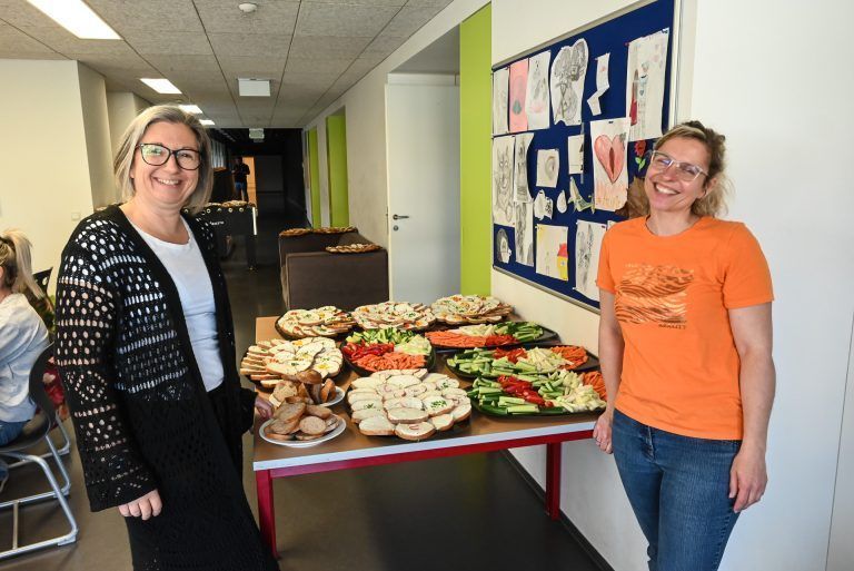 Elternverein und offene Jugendarbeit im Dienst der Kinder: Daniela Amann und Sabrina Ruff vom Elternverein organisieren sechs Mal im Jahr die gesunde Jause.