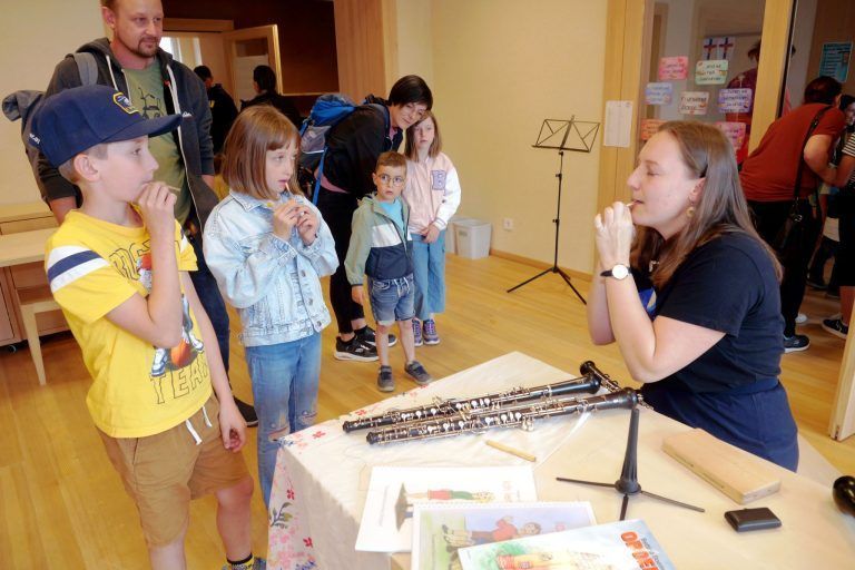Instrumente von A bis Z gecheckt: Bettina Klinglmayr führte in die Spielweise der Oboe ein.