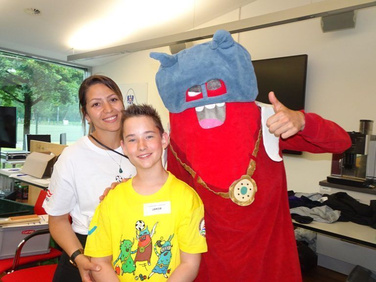 Sport verbindet uns alle: Top Stimmung bei Sevil, Jakob und Maskottchen Flappy.
