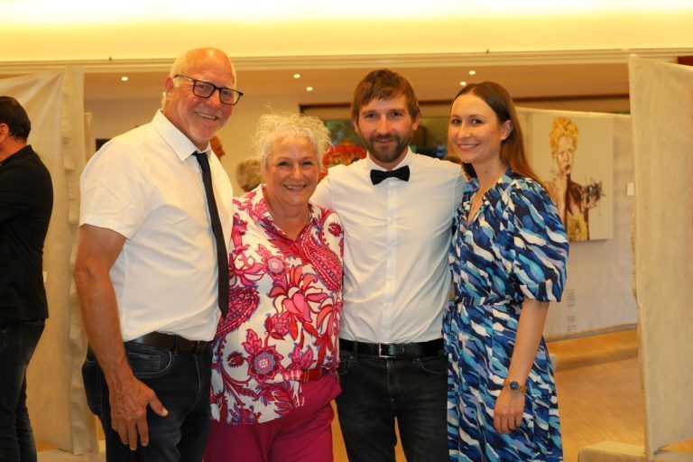 Melitta Ratz: Kunst im Pfarrsaal: Kreise der Familie: Norbert, Künstlerin Melitta, Oliver und Tatjana Ratz (vlnr)