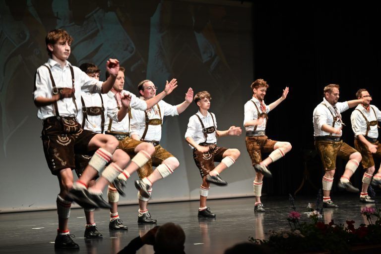 Trachtengruppe feiert 75 Jahre: Die Schuhplattler-Gruppe heizte den Saal ein.