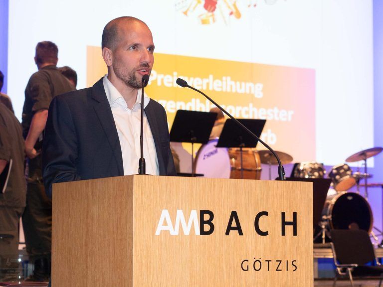 Blasorchesternachwuchs AmBach in Götzis : Armin Rainer, selbst Jugendchorleiter führte durch den Tag