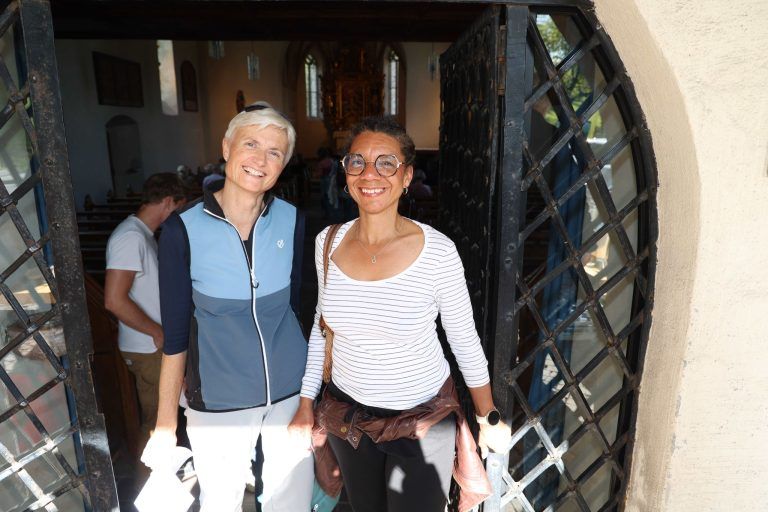 Besinnliches, Musik in Natur und Kirche: Sabine Grinschgi, Lebens- und Sozialberaterin Claudia Mantsch.