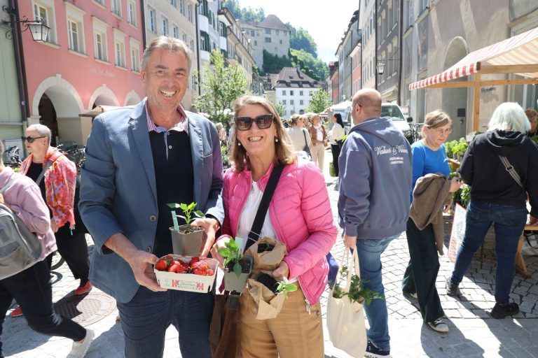 Chance auf alte Pflanzensorten: Peter und Regine Stdler wurden beim Setzlingsmakrt fündig.