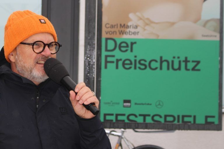 Dem Regen zum Trotz 2.612 Runden: Als Platzsprecher hatte Gerhard Stübe die Lage jederzeit im Griff.