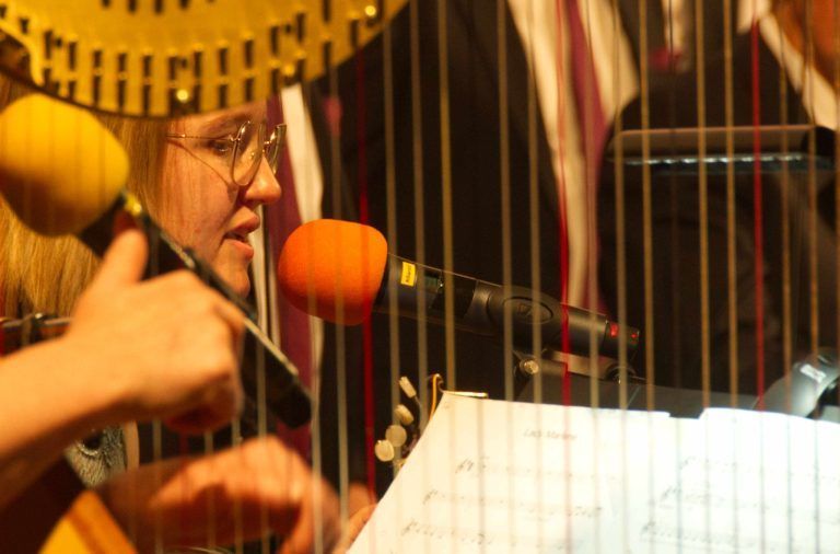 Alberschwender LIEDERmönner sprengen die Grenzen mit Regenschirm: Emma Geser, vielseitige Profimusikerin