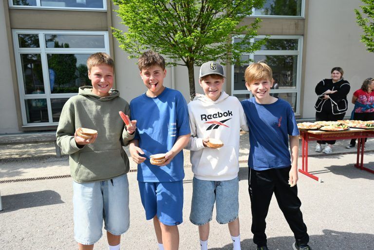 Elternverein und offene Jugendarbeit im Dienst der Kinder: Den Schülern schmeckts. Sie freuen sich auf die gesunde Jause.
