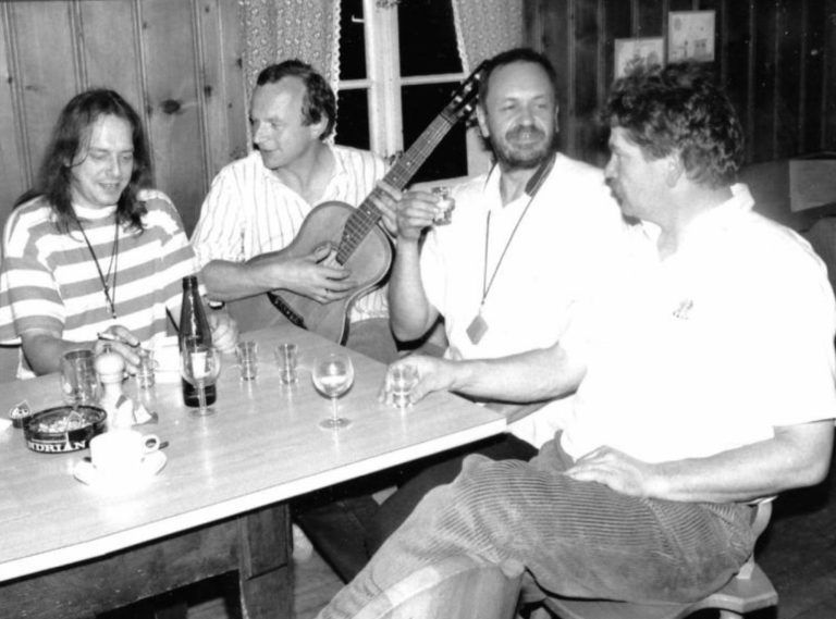 Zehn Stationen für herbstliche Enkel-Tour: Vor dem legendären Comeback-Auftritt von „Stemmschnur“ am 16. Mai 1990 im Schwarzenberger Hirschen hatte Musikguru Ulrich „Gaul“ Gabriel den beiden Wälder Mundartbarden geraten, sich musikalisch in eine höhere Liga zu hieven, indem sie sich mit Rolf Aberer (li.) verstärken. STP
