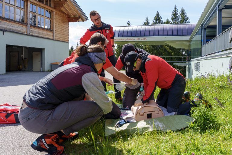 Medizinsches Personal der Bergrettung übte am Muttersberg: Internistische Notfälle werden auch am Berg immer häufiger. Die richtigen Abläufe bis der Patient ins Krankenhaus transportiert werden kann können lebensrettend sein.