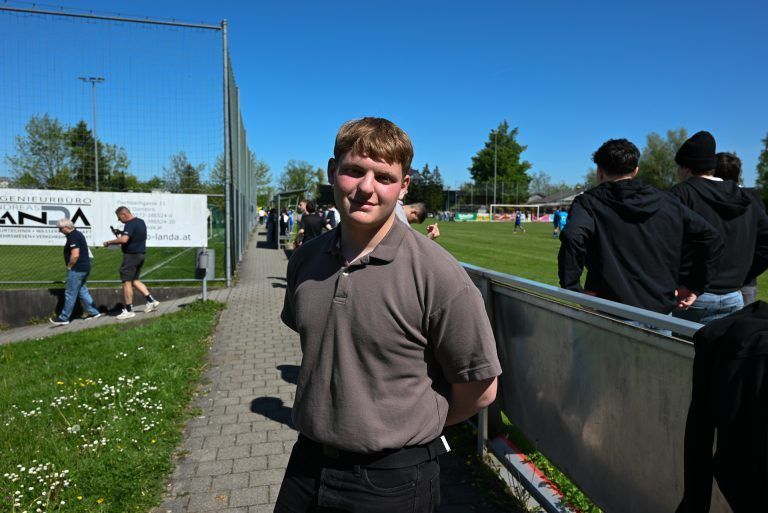Dornbirn gewinnt Fußball-Polycup: Mert Veziroglu versorgte den Moderator mit Updates der Spiele. Er feuerte seine Mannschaft vom Poly Dornbirn an.