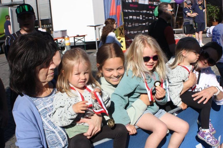 Volle Radsportbegeisterung beim Käferle Kids Cup : Die Kleinsten standen in Nenzing für gut eine Stunde im Mittelpunkt.