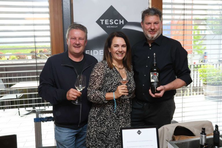 Wein und Kulinarik zum Jubiläum: Mike und Silvia Egger mit Winzer Joe Tesch.